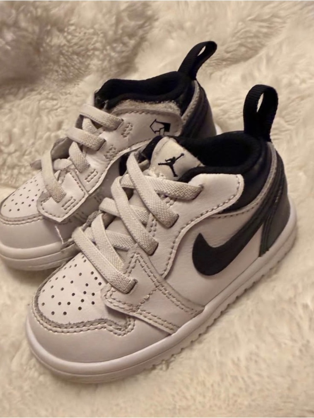 Nike Kids' 5c Jordan Low-Top Sneakers in White and Black